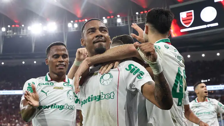 Palmeiras derrota Fla e amplia vantagem na liderança do Brasileiro