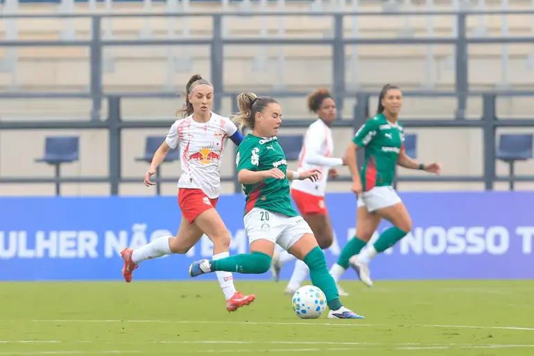 Palmeiras vence Bragantino e dorme na liderança do Brasileiro Feminino